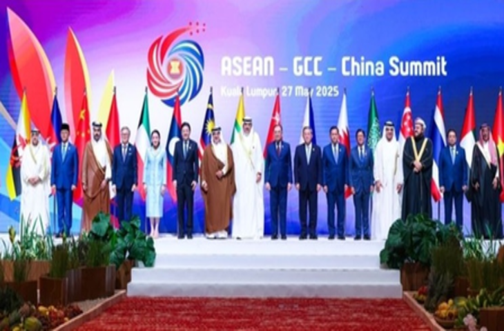 ली छ्यांग ने आसियान-चीन-जीसीसी शिखर सम्मेलन में भाग लिया