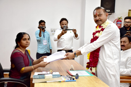 गुजरात: उमरेठ उपचुनाव के लिए कांग्रेस उम्मीदवार भृगुराज सिंह चौहान ने नामांकन दाखिल किया