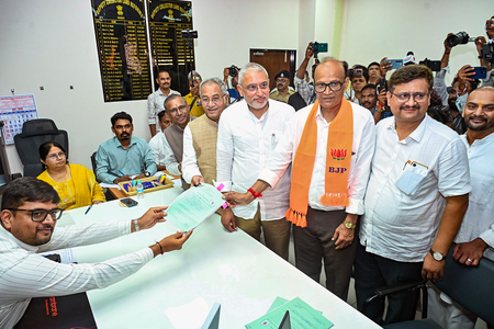 गुजरात: मांजलपुर उपचुनाव के लिए भाजपा उम्मीदवार सतीश पटेल ने नामांकन दाखिल किया
