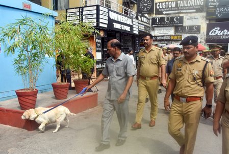 नोएडा में एक दर्जन के करीब स्कूलों को बम से उड़ाने की धमकी, पुलिस अलर्ट; जांच में जुटी टीमें