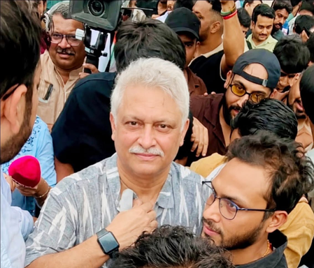 जेपीएससी-जेएसएसी विवाद: आंदोलित छात्रों के बीच रांची पहुंचे पीयूष मिश्रा, बोले- आपकी आवाज जायज, गाया ‘आरंभ है प्रचंड’