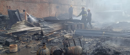 गाजियाबाद: कबाड़ गोदाम में भीषण आग, फायर विभाग की तत्परता से टला बड़ा हादसा