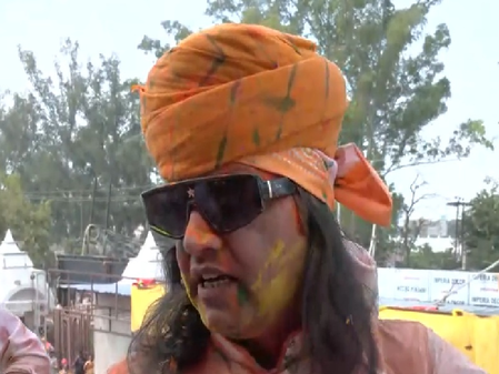 कथावाचक देवकीनंदन ठाकुर ने प्रियाकांत जू मंदिर में खेली होली, मर्यादा के साथ त्योहार मनाने की सलाह