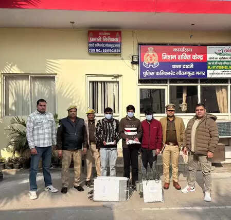 नोएडा: मोबाइल टॉवर से चोरी करने वाला गिरोह गिरफ्तार, अवैध हथियार बरामद