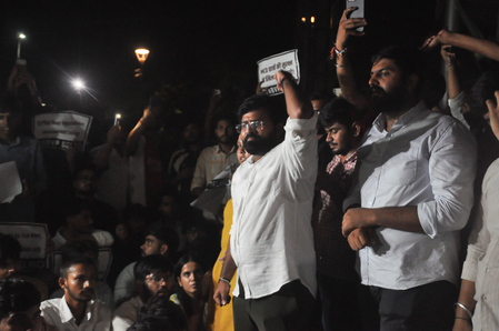 सत्य निकेतन पीजी हादसे के विरोध में एमसीडी मुख्यालय पर अभाविप का प्रदर्शन, सुरक्षा ऑडिट की उठाई मांग