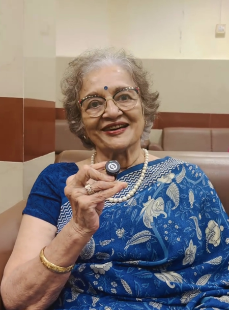आशा पारेख ने धाराप्रवाह मराठी में 'असेन मी नसेन मी' नाटक के कलाकारों की सराहना की