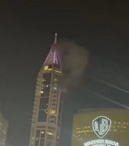 यूएई एयर डिफेंस ने ईरानी मिसाइलों को रोका, दुबई मरीना में टावर पर गिरा मलबा