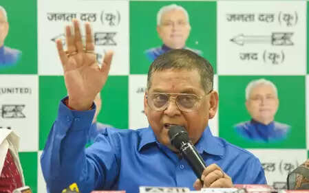 लालू सजायाफ्ता के लिए वोट मांग सकते हैं, शपथ ग्रहण में नहीं आ सकते : नीरज कुमार