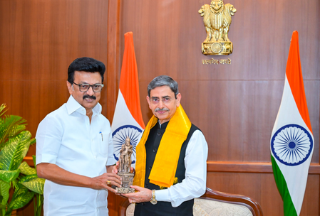 तमिलनाडु: सीएम स्टालिन ने आरएन रवि से की मुलाकात, पश्चिम बंगाल के राज्यपाल नियुक्त होने पर दी बधाई