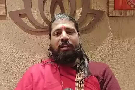 धीरेंद्र शास्त्री के तिरंगे वाले बयान को महंत लोकेश दास का समर्थन, बोले- जातिवाद में नहीं बंटना चाहिए