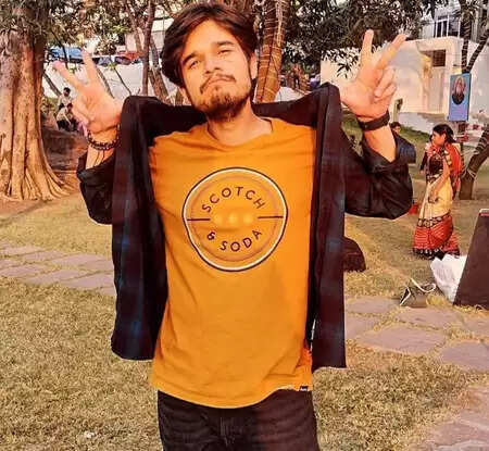 विवान शाह ने 'हैप्पी न्यू ईयर' के सेट की यादें कीं साझा, कहा- 'डांस में कमजोर था, लेकिन मेहनत से पाई शाहरुख की तारीफें'