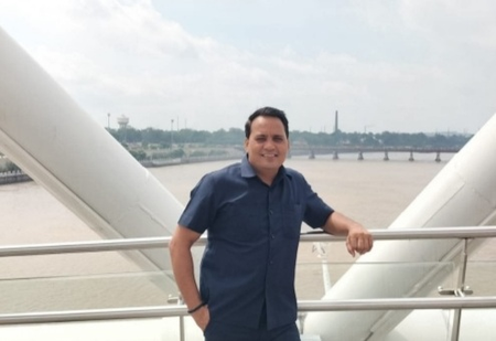 जब कुछ लोग मोबाइल में 'आग कैद' कर रहे थे, तब एक शख्स 'आग के भीतर जिंदगी' तलाश रहा था