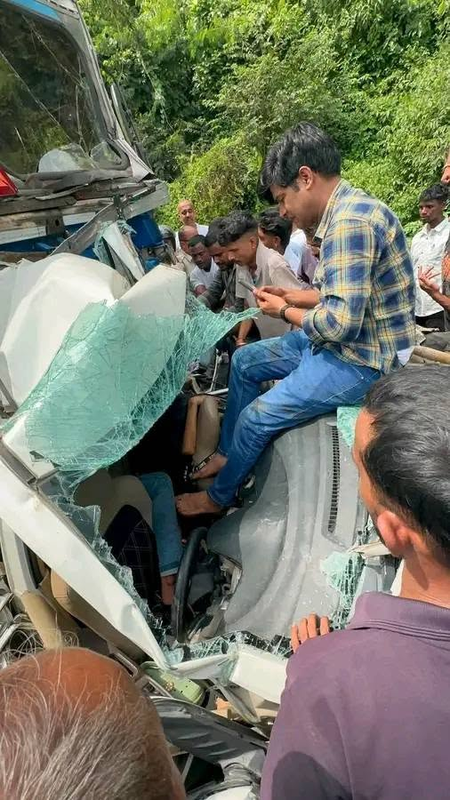रामगढ़ में बेकाबू कंटेनर कार से टकराया; महिला की मौत, पांच घायल