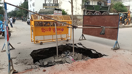 पश्चिमी दिल्ली के ख्याला में व्यस्त चौराहे पर अचानक धंसी सड़क, यातायात प्रभावित