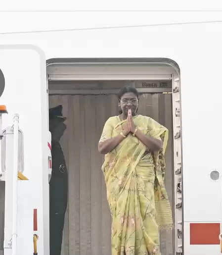 अंगोला और बोत्सवाना की अपनी राजकीय यात्रा पूरी करने के बाद दिल्ली लौटीं राष्ट्रपति मुर्मू