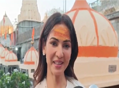 अर्ध चांद और त्रिनेत्र से सुसज्जित हुए बाबा महाकाल, अभिनेत्री सोनल चौहान ने किए दर्शन