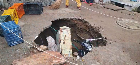 आगरा में सड़क धंसने से बाइक और टोरेंट पावर का कनेक्शन बॉक्स समाए, बाल-बाल बची एक युवक की जान