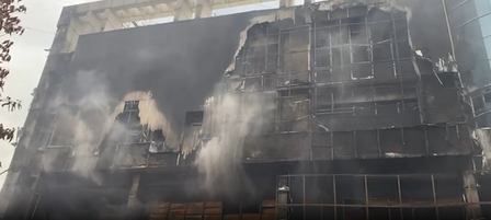 नोएडा : इमारत में लगी भीषण आग, कई घंटों की मशक्कत के बाद 15 गाड़ियों ने पाया काबू