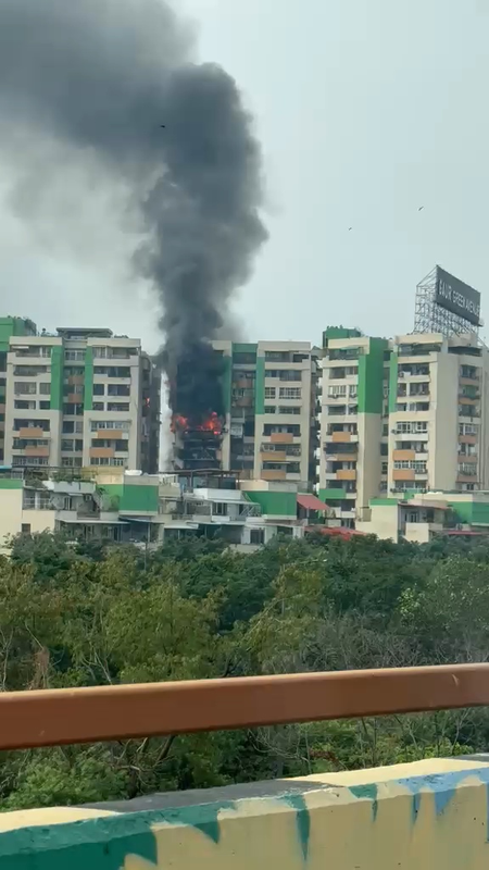 गाजियाबाद : हाईराइज सोसायटी के फ्लैट में लगी भीषण आग, दमकल की कई गाड़ियां मौके पर आग बुझाने में जुटीं