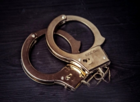 दिल्ली: मधु विहार में पुलिस ने दो बदमाश दबोचे, छीनी गई सोने की चेन और चोरी की बाइक बरामद