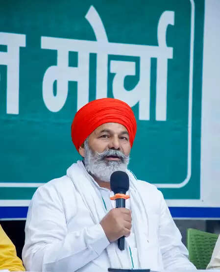 ग्रेटर नोएडा में किसानों की महापंचायत, राकेश टिकैत ने दी आंदोलन की चेतावनी