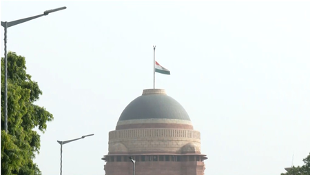 भारत में कतर के पूर्व अमीर खलीफा अल थानी के निधन पर शोक, नई दिल्ली, केरल और मुंबई में आधा झुका तिरंगा