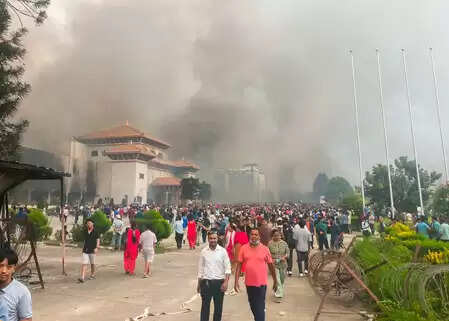 नेपाल हिंसक प्रदर्शन : काठमांडू में फंसे भारतीय नागरिक, जर्मन पर्यटक ने कहा- 'मारे जा रहे निर्दोष लोग'