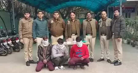 दिल्ली : अपहरण के मामले में तीन आरोपी गिरफ्तार, हथियार और मोबाइल बरामद