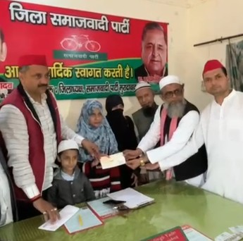 सपा ने गुलनाज तबस्सुम के परिजन को दी 2 लाख रुपए की सहायता राशि, एसआईआर ड्यूटी के दौरान हुई थी मौत