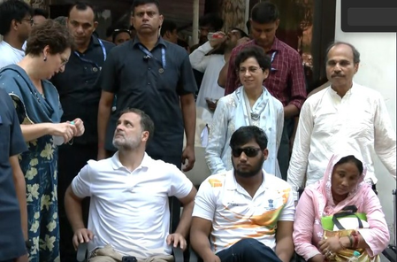 पैलेट गन से घायल साहिल मामले में पुलिस अज्ञात के खिलाफ लिख रही एफआईआर, 5 घंटे से थाने में राहुल गांधी