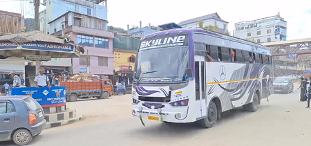 इम्फाल-दीमापुर-गुवाहाटी मार्ग पर अंतरराज्यीय बस सेवाएं दूसरे दिन भी सुचारू रूप से जारी रहीं