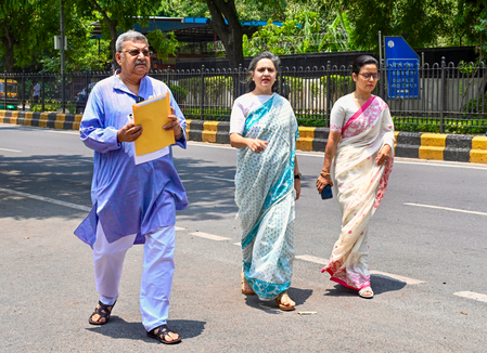 बंगाल: तृणमूल गुटों ने नाम और चिन्ह विवाद को लेकर चुनाव आयोग को दस्तावेज सौंपे