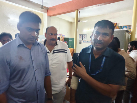 आंध्र प्रदेश में शहरी निकाय चुनाव के नामांकन की शुरुआत हिंसा के साथ, टीडीपी-वाईएसआरसीपी कार्यकर्ता भिड़े
