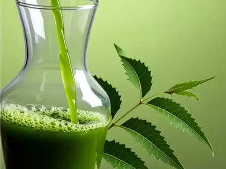 कड़वे नीम के मीठे गुण : पत्तों के रस के सेवन के फायदे और सावधानियां