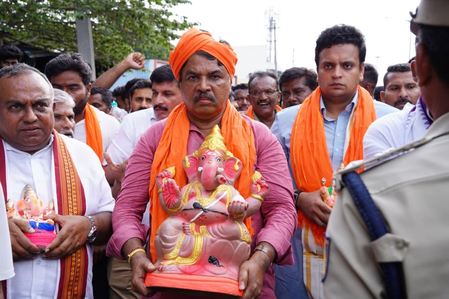 कर्नाटक भाजपा ने सीएम शिवकुमार को मंदिरों के पास मुस्लिम जुलूसों पर रोक लगाने की चुनौती दी