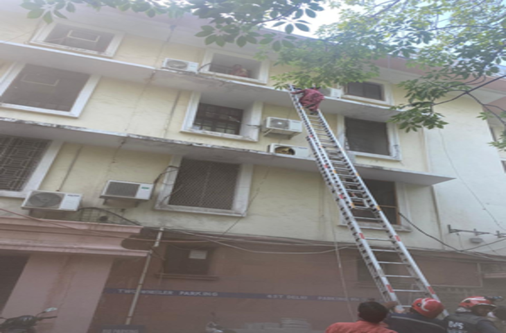 दिल्ली में आयकर कार्यालय में आग लगने के बाद 7 लोग बचाए गए (लीड-1)
