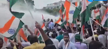बिहार : राजद के लोक भवन मार्च में प्रदर्शनकरियों ने बैरिकेडिंग तोड़ी, तेजस्वी यादव हिरासत में