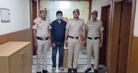 दिल्ली पुलिस ने रेडीमेड कपड़ों की सप्लाई के नाम पर कंपनी से ठगी करने वाले आरोपी को किया गिरफ्तार