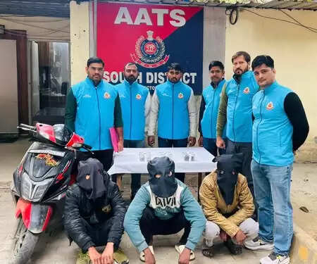 दिल्ली पुलिस की बड़ी सफलता: वरिष्ठ नागरिक के घर से करोड़ों की चोरी के मामले में तीन गिरफ्तार