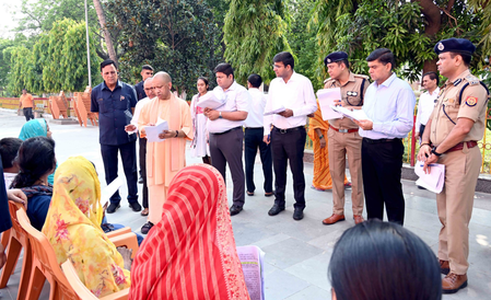 यूपी : सीएम योगी का अधिकारियों को निर्देश, 'हर जरूरतमंद को दिलाएं कल्याणकारी योजनाओं का लाभ'