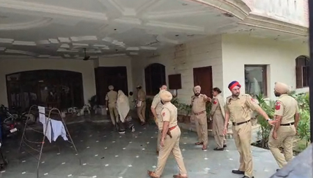 पंजाब: एसजीपीसी के पूर्व सदस्य अमरजीत चावला के घर पहुंची पुलिस, परिवार के लोगों से पूछताछ