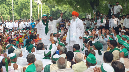 नोएडा : अपनी मांगों को लेकर किसानों का धरना तीसरे दिन भी जारी, तीनों प्राधिकरणों के बाहर डटे किसान