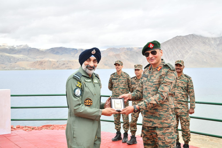 उत्तरी क्षेत्र के अग्रिम मोर्चों पर पहुंचे वायुसेना प्रमुख, परिचालन तैयारियों की समीक्षा