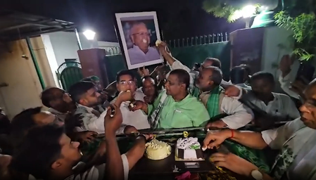पटना: लालू यादव के 79वें जन्मदिन पर ढोल-नगाड़े के साथ आवास पर पहुंचे कार्यकर्ता, काटा गया केक