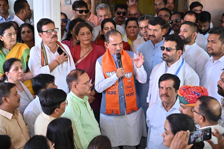 राजस्थान भाजपा प्रमुख मदन राठौड़ ने 'मेलोडी' टॉफियां बांटीं, राहुल गांधी के बयान को 'बचकाना' बताया