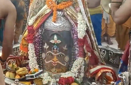 राम नाम के बेलपत्र से सजे बाबा महाकाल, भस्म आरती में श्रद्धालुओं की भारी भीड़