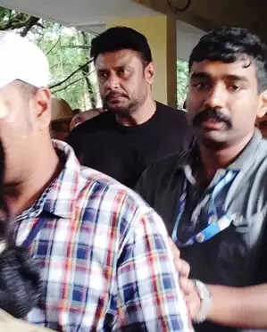 कन्नड़ सुपरस्टार दर्शन के फैन की हत्या के मामले में दो और आरोपियों ने सरकारी गवाह बनने की मांग की