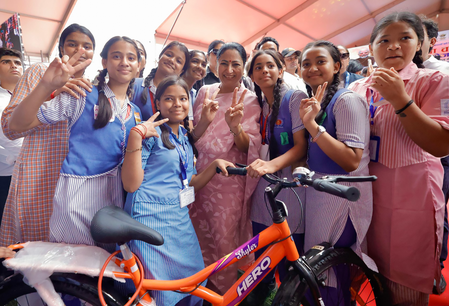 दिल्ली की मुख्यमंत्री रेखा गुप्ता ने 3,000 से ज्यादा छात्राओं को साइकिलें बांटीं