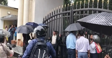 जेएसएससी-सीजीएल रद्द करने के विरोध में चयनित अभ्यर्थियों का प्रदर्शन तेज, प्रोजेक्ट भवन के बाहर जुटे कर्मचारी
