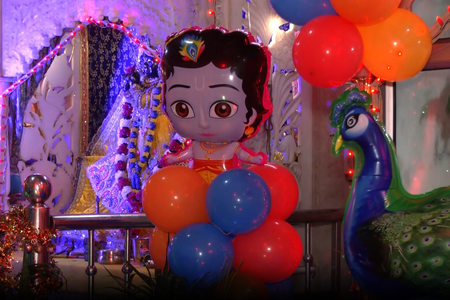 दिल्ली के कनॉट प्लेस स्थित हनुमान मंदिर और अमृतसर के दुर्गियाना मंदिर में उत्साह के साथ मनाई जा रही श्रीकृष्ण जन्माष्टमी